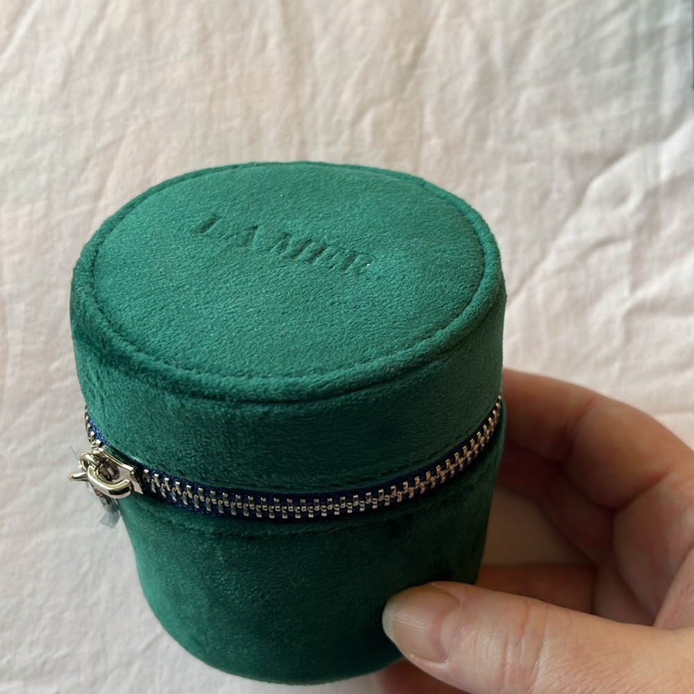 NIB La Mer Velvet Emerald Green Cylindrical Regimen Case. - Picture 2 of 9